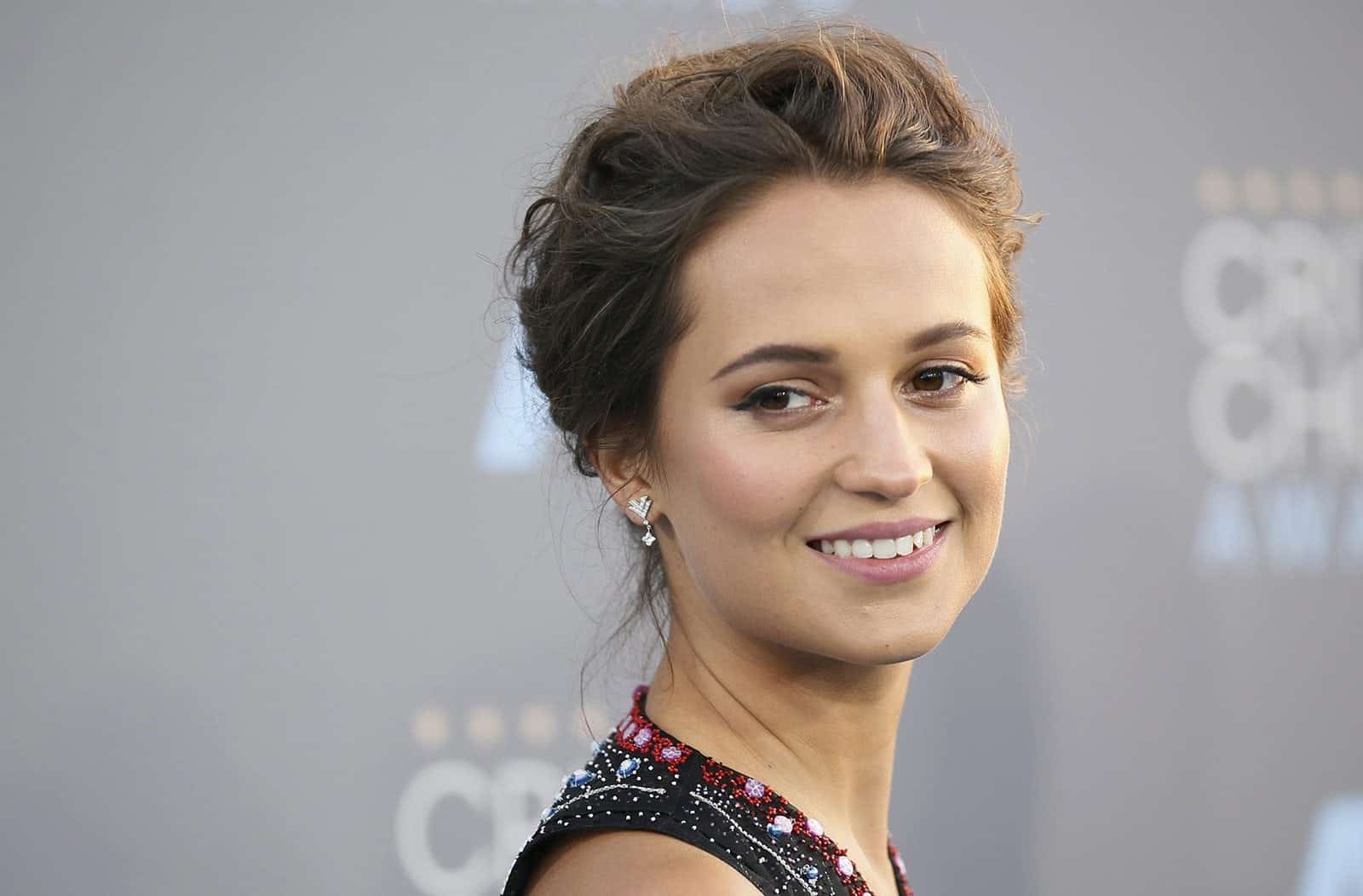 Alicia Vikander virá à Comic Con para promover 'Tomb Raider: A origem