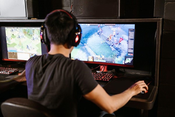 Gamer trocou a faculdade e os negócios pelas lives: conheça Elo Fast